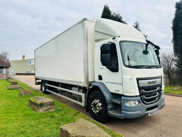 DAF LF 260 18 TON BOX TAIL LIFT